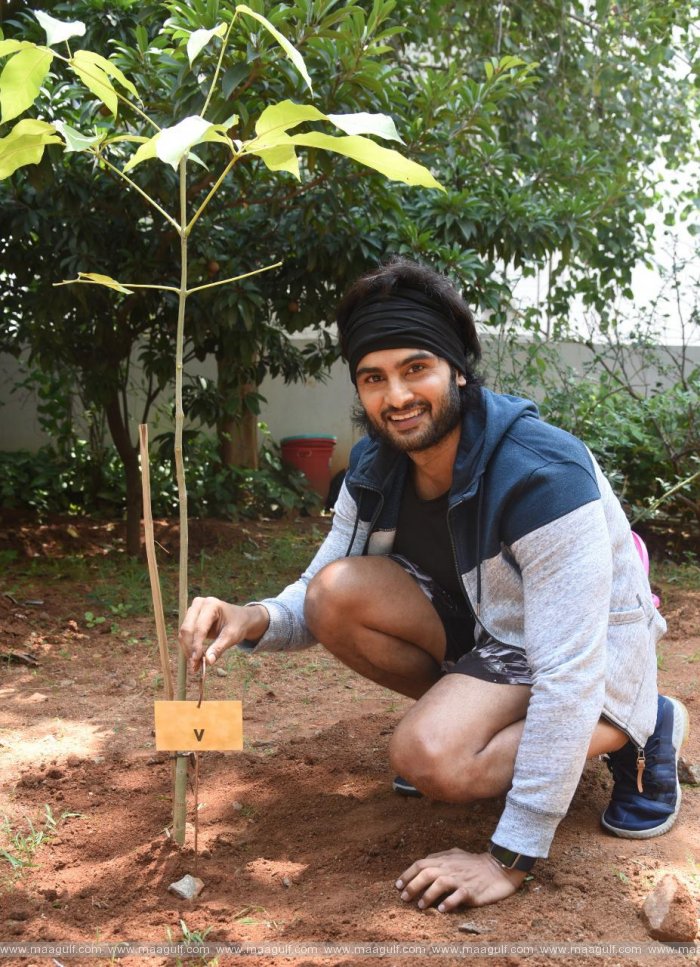 గ్రీన్ ఇండియా ఛాలెంజ్ ను స్వీకరించి మొక్కలు నాటిన హీరో సుధీర్ బాబు